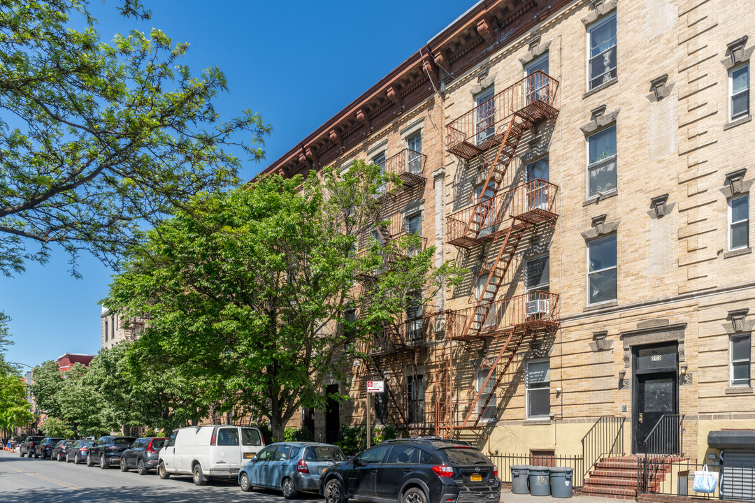 199 Norman Ave in Brooklyn, NY - Building Photo