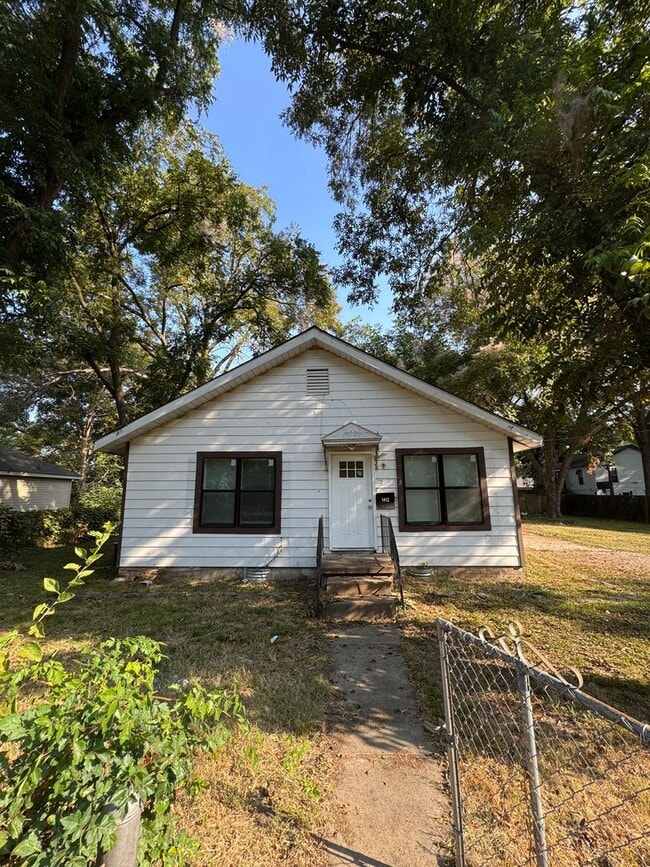 property at 1412 W Monroe Ave