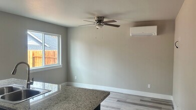 1152-1154 NE Rifle Range St in Roseburg, OR - Building Photo - Building Photo