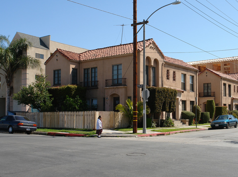4825 Clinton St in Los Angeles, CA - Foto de edificio
