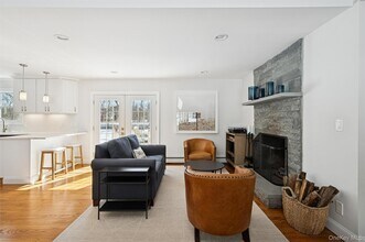 4 Stuart Ct in Hampton Bays, NY - Building Photo - Building Photo