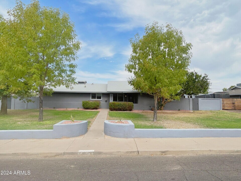 2032 W Cambridge Ave in Phoenix, AZ - Building Photo