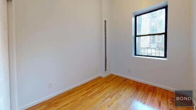29 St Marks Pl in New York, NY - Building Photo - Building Photo