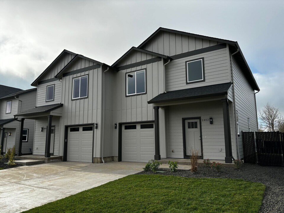2402 Leonard Ln in Lebanon, OR - Building Photo