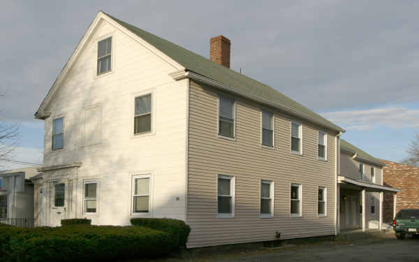 83 Maple St in Danvers, MA - Foto de edificio - Building Photo