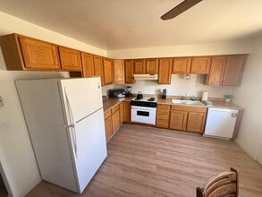 2524 Erskine Creek Rd, Unit B in Lake Isabella, CA - Building Photo - Building Photo