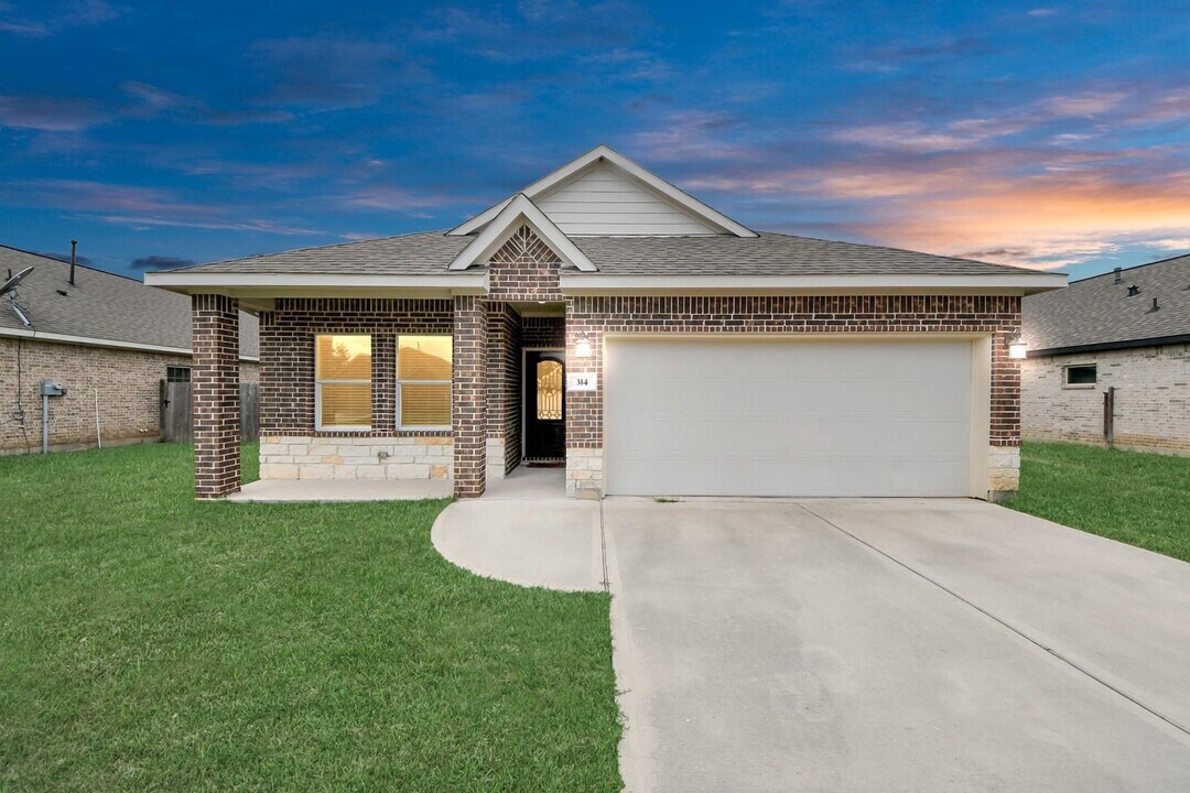 314 Carlos Leal Dr in Dayton, TX - Building Photo