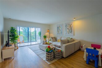16091 Blatt Blvd in Weston, FL - Foto de edificio - Building Photo