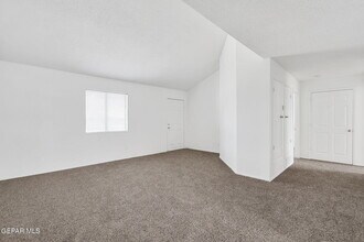 3030 George Dieter Dr in El Paso, TX - Building Photo - Building Photo