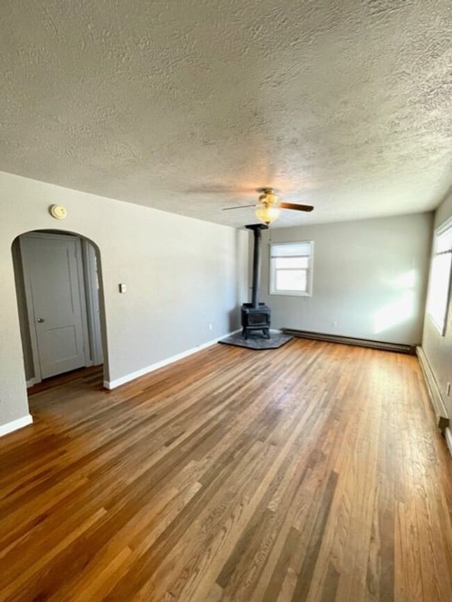 147 NW 9th St in Redmond, OR - Building Photo - Building Photo