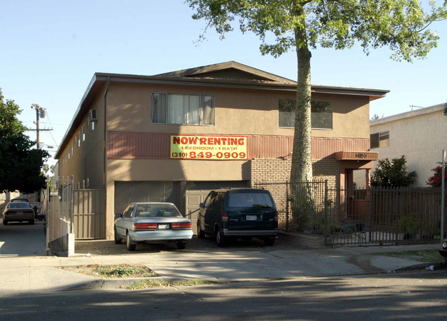 14157 Calvert St in Van Nuys, CA - Foto de edificio - Building Photo