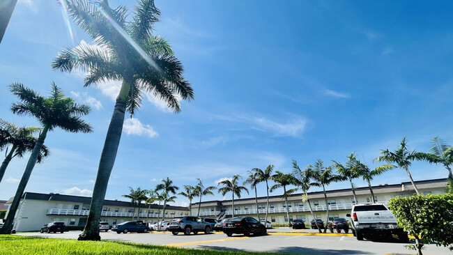 Canterbury Palms Apartments in Lauderdale Lakes, FL - Building Photo - Building Photo