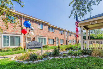 Dearborn Club Apartments in Dearborn Heights, MI - Building Photo - Building Photo