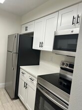 9105 Tudor Dr, Unit F101 in Tampa, FL - Foto de edificio - Building Photo