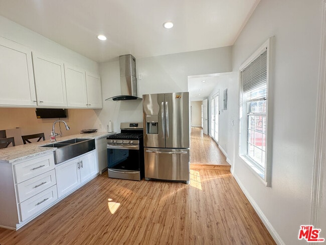 property at 1413 Paloma St