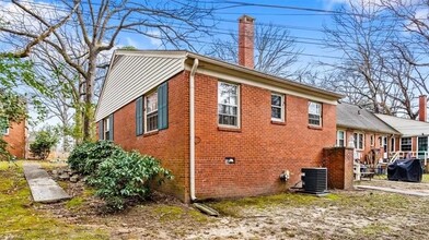 1223 Pamlico Dr in Greensboro, NC - Foto de edificio - Building Photo