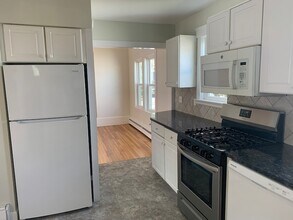 17 Hamblin Rd in Waltham, MA - Building Photo - Building Photo