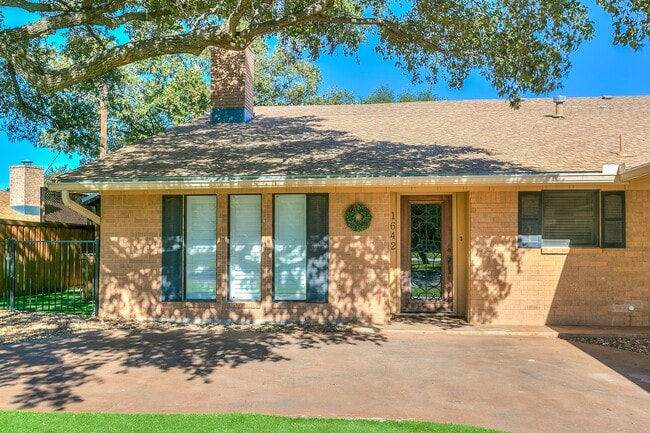 property at 1642 La Villa Cir N