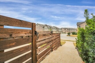 2610 La Cala Dr in Grand Prairie, TX - Foto de edificio - Building Photo