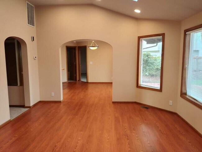 986 Chateau Meadows Dr in Eugene, OR - Building Photo - Building Photo