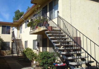 3724-3732 Sunset Ln in San Ysidro, CA - Foto de edificio - Building Photo