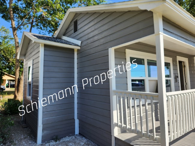 202 N Getzendaner St in Waxahachie, TX - Building Photo - Building Photo