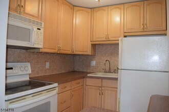 48 Lincoln Gdns in Parsippany Troy Hills, NJ - Building Photo - Building Photo