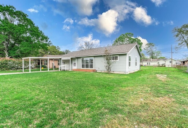 2433 S Austin Ave in Pearland, TX - Building Photo - Building Photo