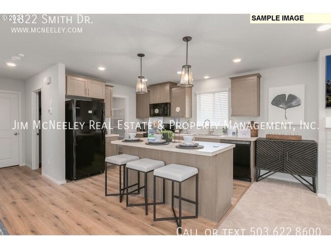 1822 Smith Dr in Woodburn, OR - Building Photo - Building Photo