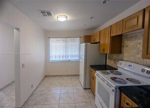 448 Lakeview Dr in Weston, FL - Building Photo - Building Photo