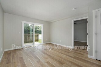 2213 E Macs Ct in Springfield, MO - Foto de edificio - Building Photo