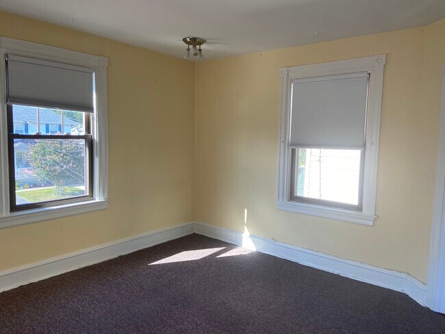 227 Roslyn Ave, Unit 2nd fl in Glenside, PA - Foto de edificio - Building Photo