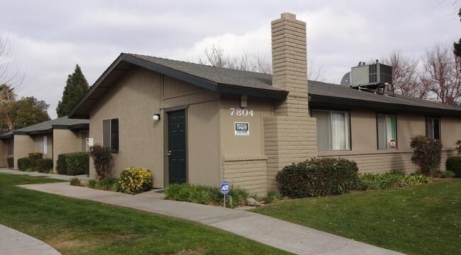 7804 N LAURELGLEN Blvd in Bakersfield, CA - Building Photo