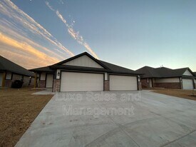 10908 NW 119th St in Yukon, OK - Building Photo