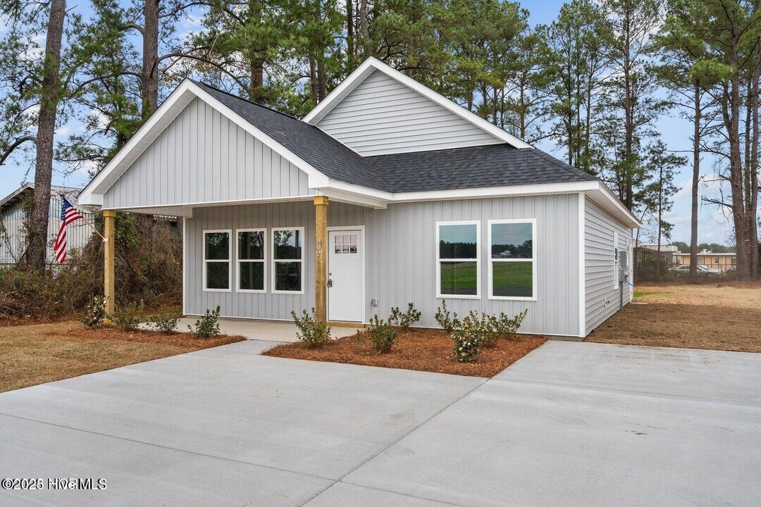902 E Bridgers St in Burgaw, NC - Building Photo
