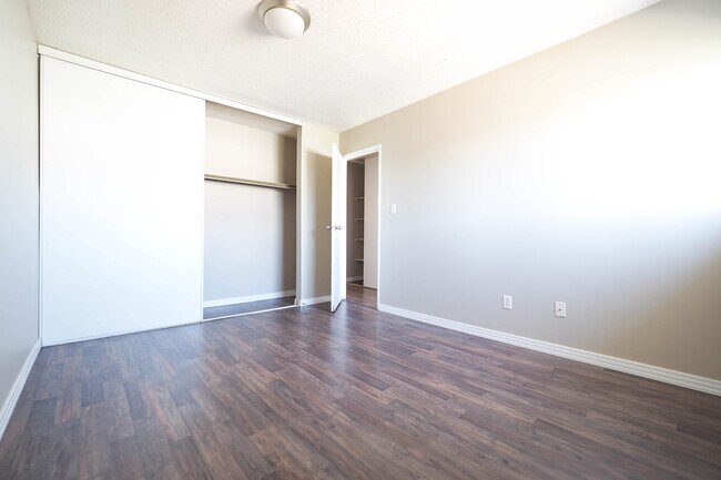 Knottwood Terrace in Edmonton, AB - Building Photo - Building Photo