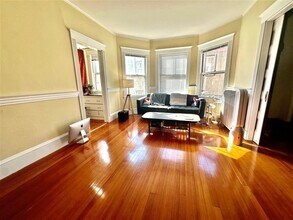 77 College Ave, Unit 1 in Somerville, MA - Foto de edificio - Building Photo