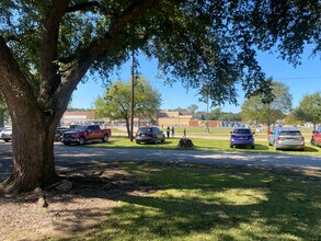 725 S 7th St in Silsbee, TX - Foto de edificio - Building Photo