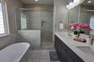 8326 Curry Rd in Houston, TX - Foto de edificio - Building Photo