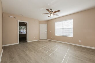 7455 Oxford Garden Cir in Apollo Beach, FL - Building Photo - Building Photo