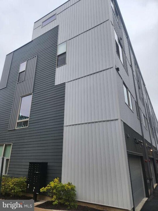 3129 Beachview Ln in Philadelphia, PA - Building Photo