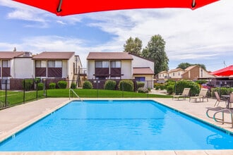 Cedarwood Apartments in Bakersfield, CA - Building Photo - Building Photo