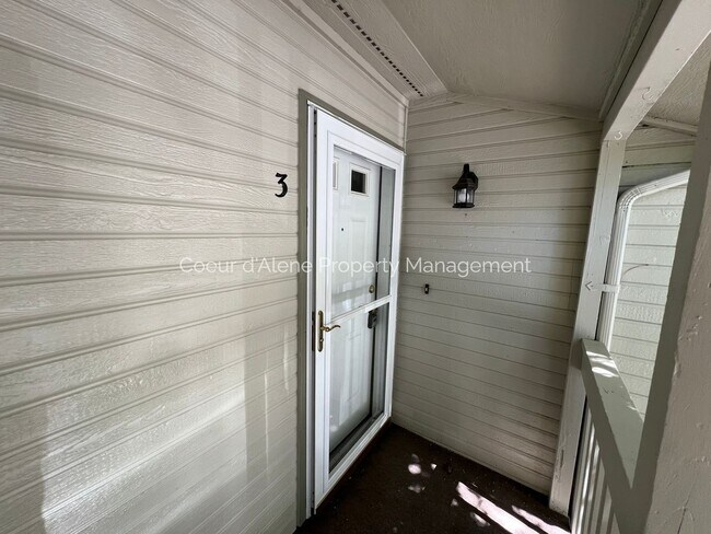 8383 N Village Dr in Hayden, ID - Building Photo - Building Photo