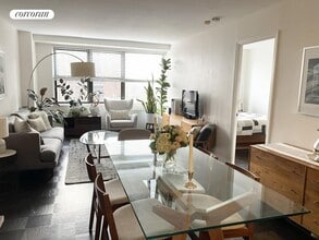 305 E 40th St in New York, NY - Building Photo - Building Photo