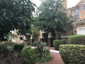 5855 Valley Dr in North Las Vegas, NV - Foto de edificio - Building Photo