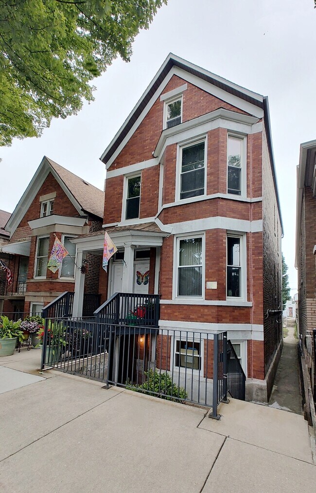 property at 3643 S Hermitage Ave