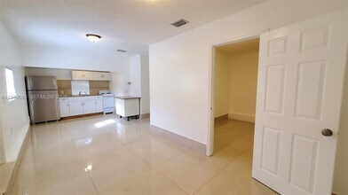 2124 Scott St in Hollywood, FL - Foto de edificio - Building Photo