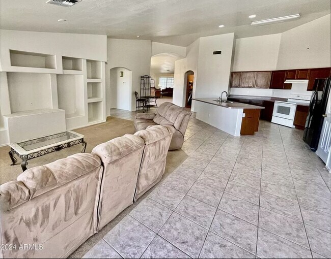 property at 608 W Rattlesnake Pl