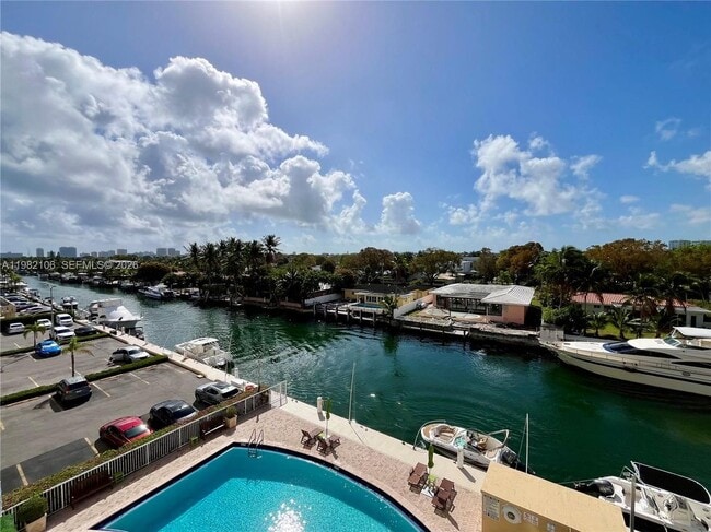 2020 NE 135th St in North Miami, FL - Foto de edificio - Building Photo