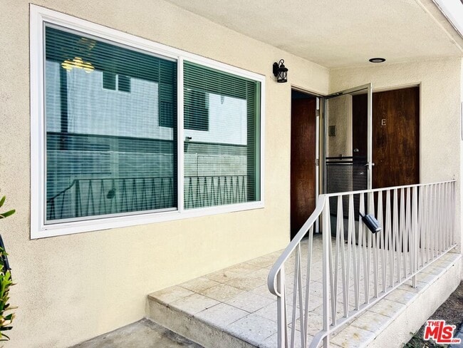 10936 Hartsook St in Los Angeles, CA - Building Photo - Building Photo